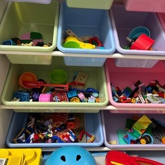 おもちゃ棚 おもちゃたくさん　ヘルメット　の画像