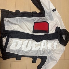 DUCATIとREV'IT!のコラボジャケットの画像