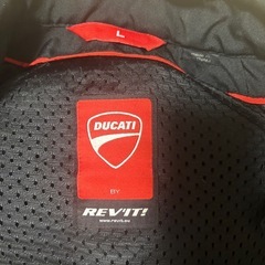 DUCATIとREV'IT!のコラボジャケットの画像