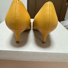 【CHARLES & KEITH】パンプス イエロー 34の画像