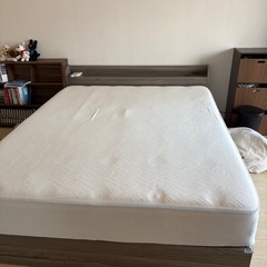 【4/11まで引き取り希望】クイーンベッドフレーム（マットレス、カバーも引き渡し可能）の画像