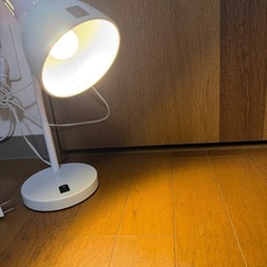 LED電球つき卓上ランプの画像