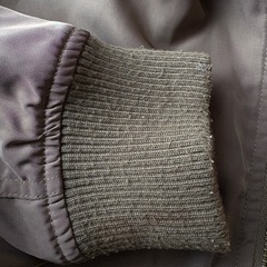 カーキ色　 グレーのフード付きジャケット Mサイズ の画像