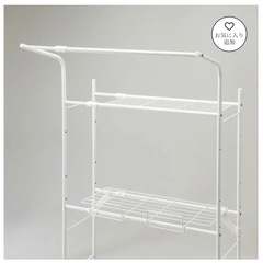 バスケットが置けるハンガーバー付きランドリーラック ホワイトの画像