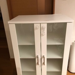 白色の食器棚の画像