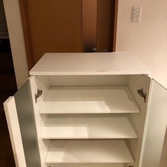 白色の食器棚の画像