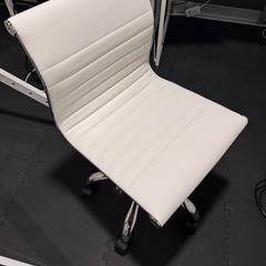 【ほぼ新品】PU革チェアー イームズ 肘掛け無し アルミナム リプロダクト ミドルバックイームズチェアーの画像