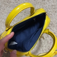 黄色のバッグ　ショルダー紐、チャーム付きの画像