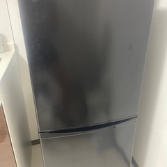 洗濯機・電子レンジ・冷蔵庫・シングルベッド・ローテーブルの画像