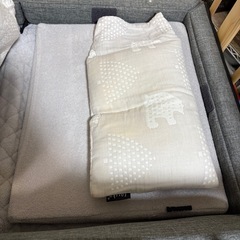 ファルスカのベビーベッド、柵、枕、布団の画像