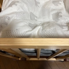 ファルスカのベビーベッド、柵、枕、布団の画像