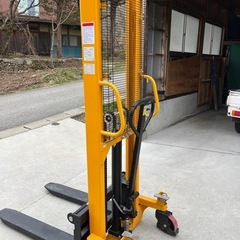 【美品】ハンドフォークリフト 油圧手動 2.0t 揚程1.6m 岐阜飛騨の画像