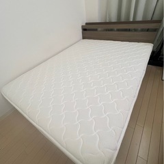 マットレス付きダブルベットの画像