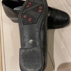 ブラック オープントゥ パンプス 低ヒール
の画像