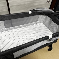 折りたたみ可能　ベビーベッド グレー メッシュカバー付きの画像