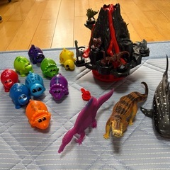恐竜おもちゃ沢山の画像
