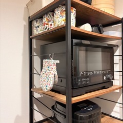 ヴィンテージテイストのゴミ箱上レンジラック の画像