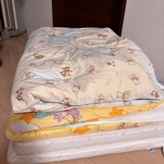 古いベビーベッドの画像