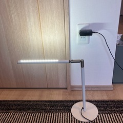 LEDデスクライト（白） アーム可動域広め・動作確認済みの画像