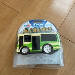 水陸　バス　と水陸ではないゴミ収集車
の画像