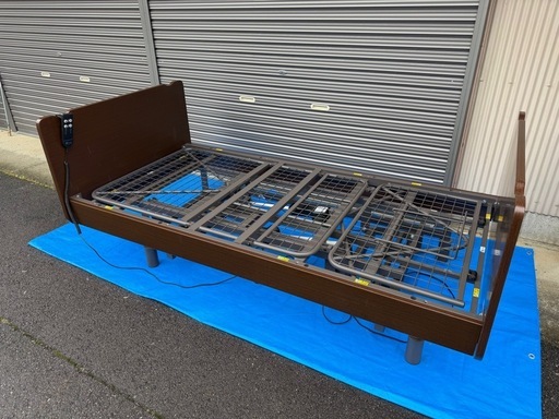 落ち着いた色の電動ベッド中古品
