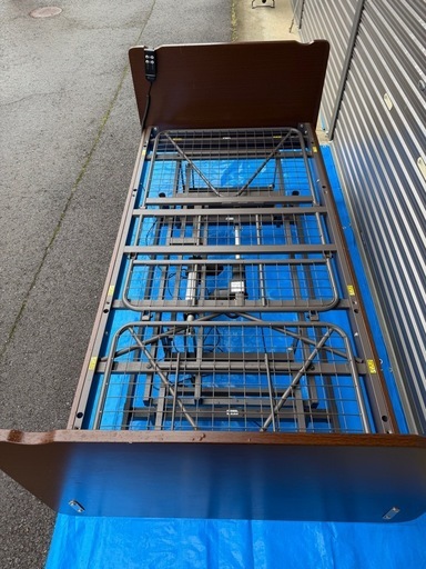 落ち着いた色の電動ベッド中古品