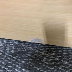 シンプルな木製デスクの画像