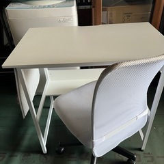 パソコンデスクとオフィスチェアセットの画像