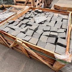 半丁バサルトピンコロ石　90×90×45 1個99円　 ピンコロ ガーデニング 庭 DIYの画像