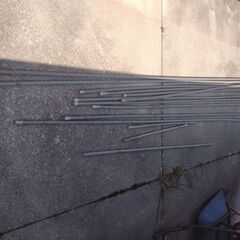 高松 長い棒 塩ビパイプ 4mぐらい 2.5cm径 穴あり まとめて 中古品 物干し DIY 加工用に 棒 長いパイプ の画像