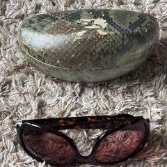 無印のアルミ缶　2個とメガネケースの画像