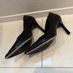 黒パンプスの画像