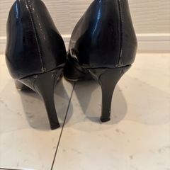 黒パンプスの画像