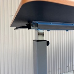 高さ調整できるオーバーテーブル中古品の画像