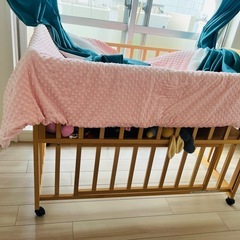 ベビーベッド 木製 キャスター付き 1000円の画像