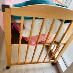 ベビーベッド 木製 キャスター付き 1000円の画像