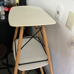 ハイチェア2脚、テーブル、椅子の画像