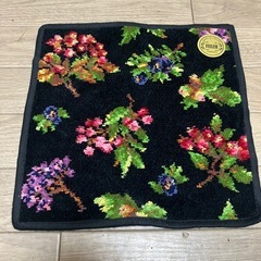 新品未使用ギフトボックス入り★フェイラー（FEILER）黒×お花柄 タオルハンカチ　25×25㎝の画像