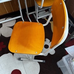 学校机とイスのセット×4の画像