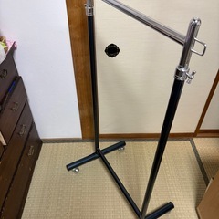 可愛い折りたたみ椅子とハンガーラックの画像