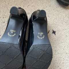 黒のリボン付きヒールの画像