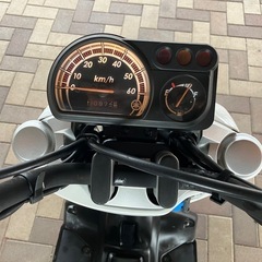 50cc 原付　YAMAHA VOX FI車　外装オールペイント　パールホワイト　シート表皮張り替え バッテリー新品　実働　動画有り　高燃費の画像