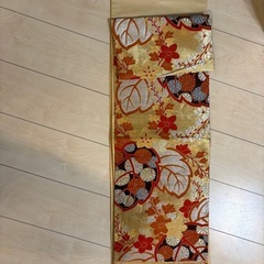 金色 朱色　花柄 帯の画像