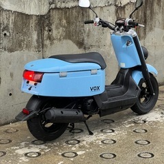 大人気セール‼️実走行1.3万キロ🏃‍♀️安心のバッテリー新品✨️前後タイヤまだまだ山あり🗻嬉しいシート張替え♪オイル交換済み♻️燃費重視＆デザイン重視の方にオススメ✨ラクラク始動のインジェクション💥人気の水色🩵SA31J VOX✴の画像