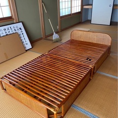 籐製のベットの画像