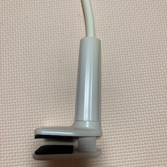 ベットや机に挟むスマホスタンドの画像