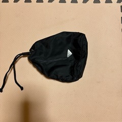 ラルフローレンのVネックとプラダの小物入れの画像