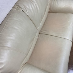 クリーム色 2人掛けソファ 合成皮革の画像