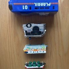 様々な車両のおもちゃの画像