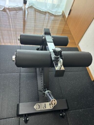 Gentleman Fitness Club　自立型レッグストレングス、アジャスタブルパッドアタッチメント